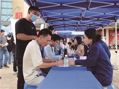 搭建就业平台  缓解用工压力——2026年海城区春风行动暨沿